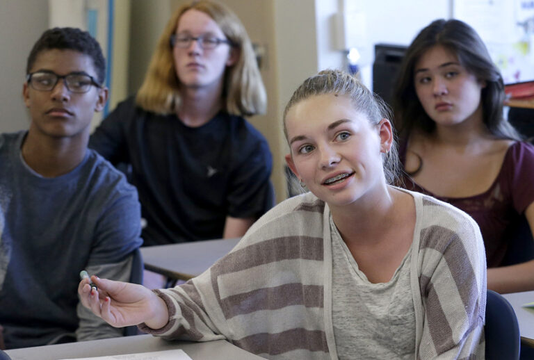 A ninth-grade Teen Talk High School class at Carlmont High School in Belmont, Calif., Oct. 8, 2015. (AP/Jeff Chiu)