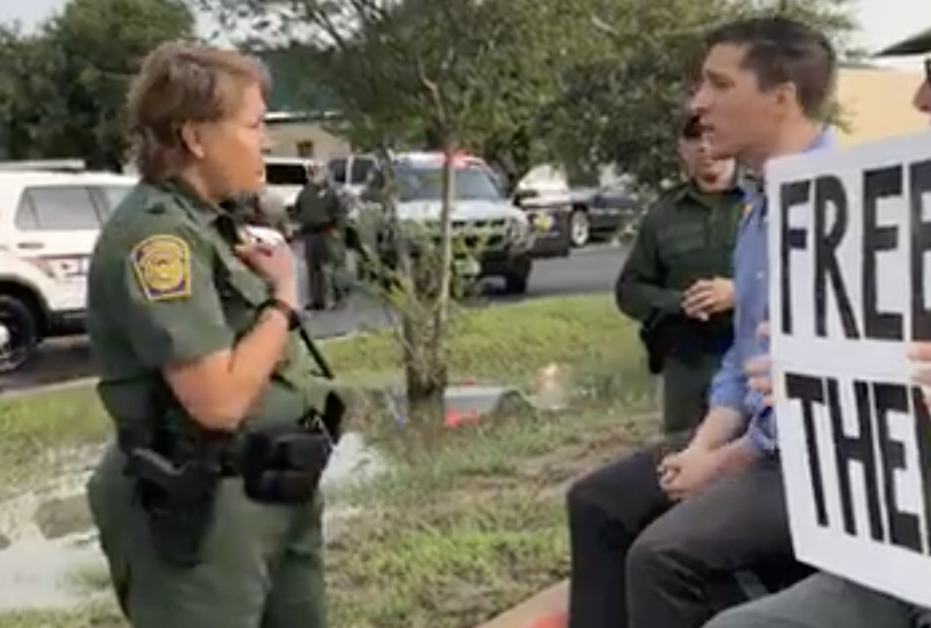 Zak Ringelstein speaking to a Border Patrol agent. (Facebook/Zak Ringelstein)