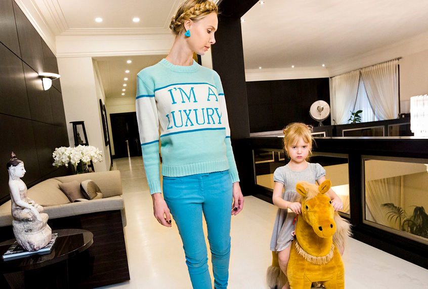 Ilona at home with her daughter, Michelle, 4, Moscow, 2012 (Courtesy of Amazon Studios/Lauren Greenfield)
