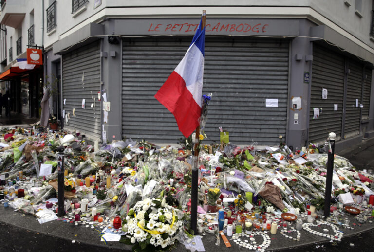 A makeshift memorial in front of the "Le petit Cambodge" restaurant in Paris, November 17, 2015. (Getty/Kenzo Tribouillard)