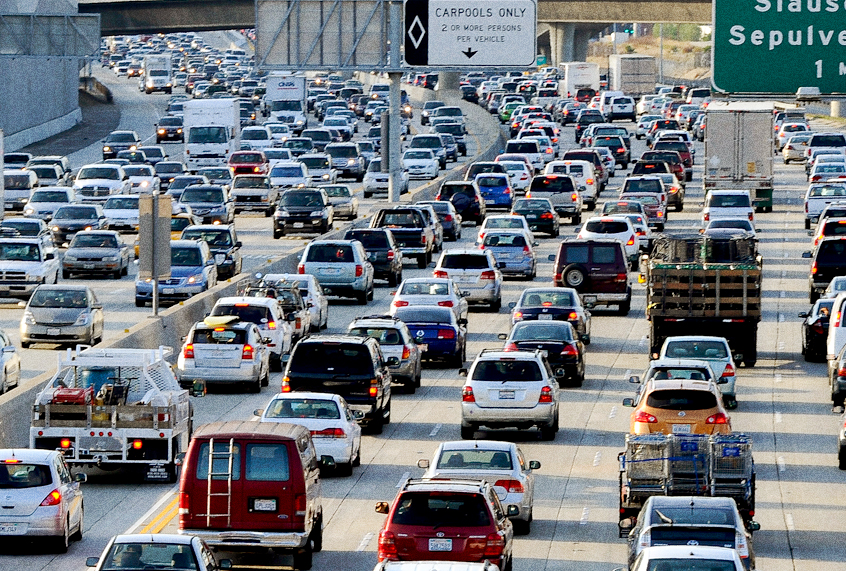 Traffic on the northbound and the southbound lanes of the Interstate 405 freeway near Los Angeles International Aiprort (Getty/Kevork Djansezian)