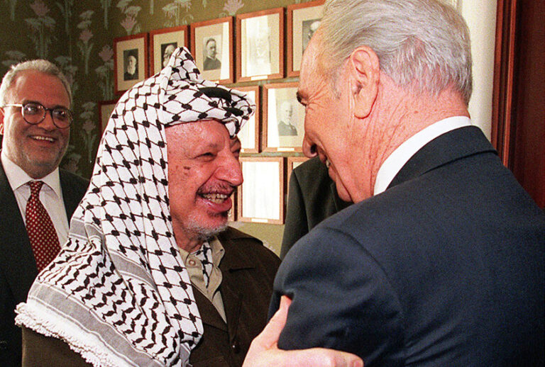 Yasser Arafat greets Shimon Peres in Oslo, August 24, 1998. (AP/Lise Aaserud)