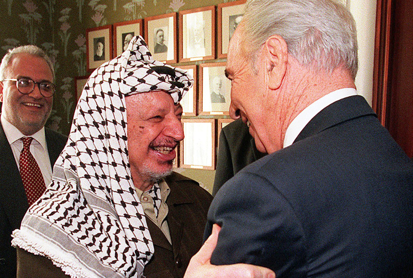 Yasser Arafat greets Shimon Peres in Oslo, August 24, 1998. (AP/Lise Aaserud)