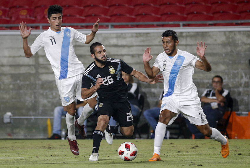 Argentina midfielder Matias Vargas, controls the ball between Guatemala midfielder Frank De Leon and defender Cristian Jimenez during the second half of an international friendly soccer match, Sept. 7, 2018. (AP/Ringo H.W. Chiu)