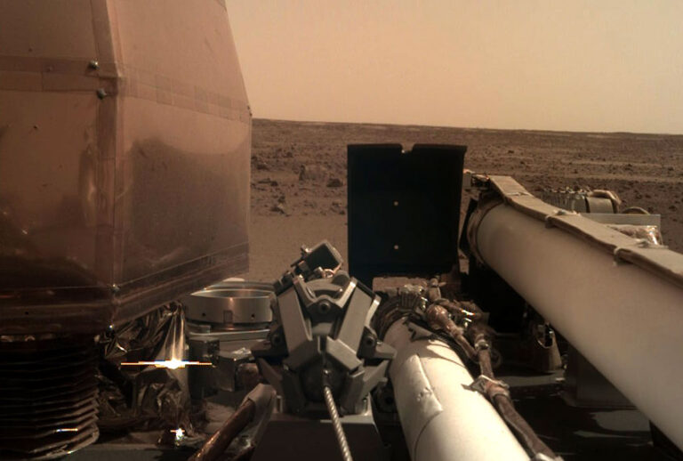 The Instrument Deployment Camera (IDC), located on the robotic arm of NASA's InSight lander, took this picture of the Martian surface on Nov. 26, 2018, the same day the spacecraft touched down on the Red Planet. (NASA/JPL-Caltech)