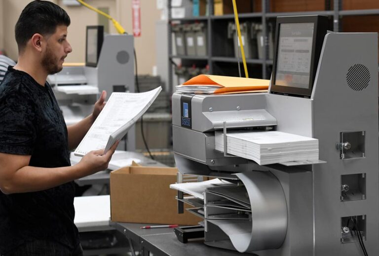 Election Workers count early vote ballots at The Broward County Supervisor Of Elections Office during the Florida Recount on November 13, 2018 in Lauderhill, Florida (mpi04/MediaPunch /IPX)
