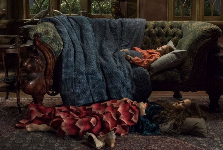 Lulu Wilson and Carla Gugino in "The Haunting of Hill House" (Steve Dietl/Netflix)