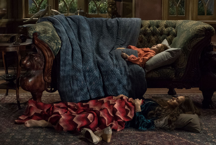 Lulu Wilson and Carla Gugino in "The Haunting of Hill House" (Steve Dietl/Netflix)