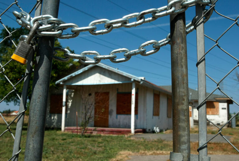 An abandoned home stands behind a padlocked gate April 29, 2008 in Stockton, California. (Getty/Justin Sullivan)