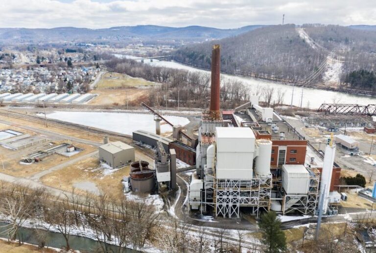 A defunct coal-fired power station near Johnson City, New York. (Duncan Rawlinson/Flickr)