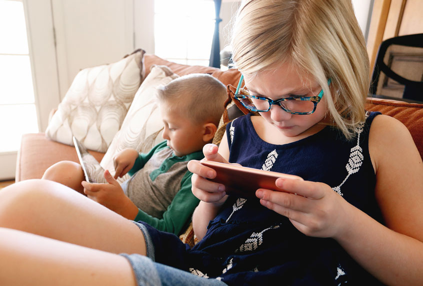 Brother And Sister Looking At Their Respective Digital Devices (Getty Images/ DNY59)