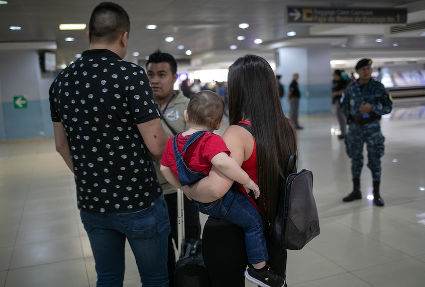 A Guatemalan Homeland Security Investigations (HSI) agent speaks with travelers at the airport on August 26, 2019 in Guatemala City, Guatemala. (John Moore/Getty Images)