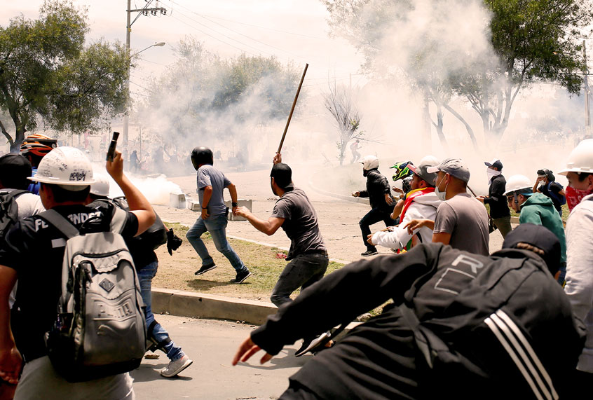 Demonstrators who support the opposition presidential candidate Mesa run to supporters of the current head of state Morales in a protest. Election observers from the Organization of American States (OAS) had recommended that the president, who had been in office since 2006, allow a run-off election. (Gaton Brito/picture alliance via Getty Images)