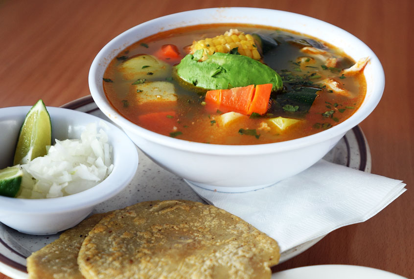 Caldo de Pollo (Getty Images)