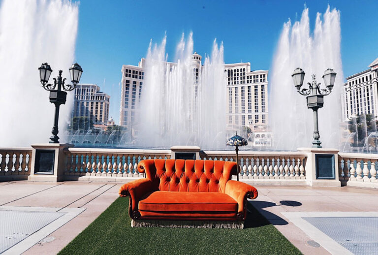 Friends couch and fountain (Steven Baffo / 2019 Warner Bros. Entertainment Inc.)