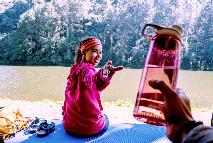 Sharing a reusable water bottle (Getty Images)