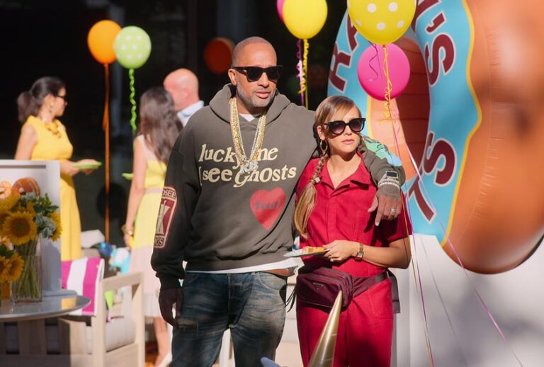 Kenya Barris and Rashida Jones in "#blackAF" (Netflix)
