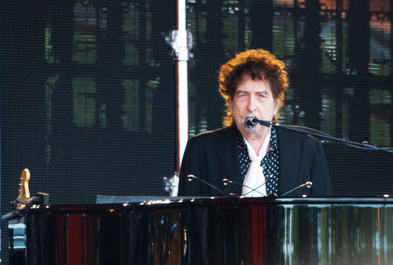 Bob Dylan performs on stage (Joseph Okpako/Redferns)