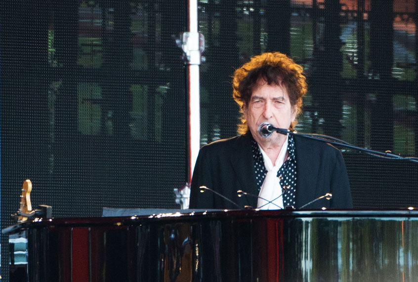 Bob Dylan performs on stage (Joseph Okpako/Redferns)