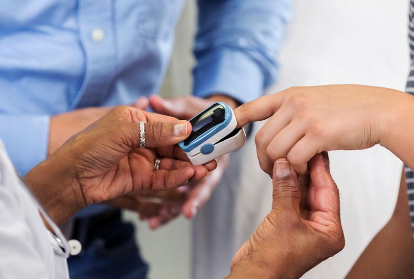 Doctor checks female patient's oxygen level (Getty Images)