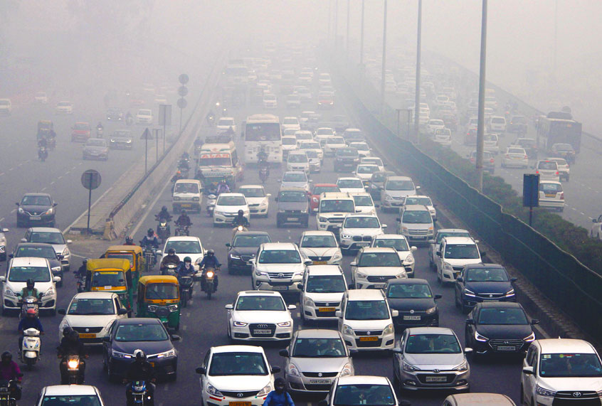 Traffic moves along in the smog (Yogendra Kumar/Hindustan Times/Getty Images)