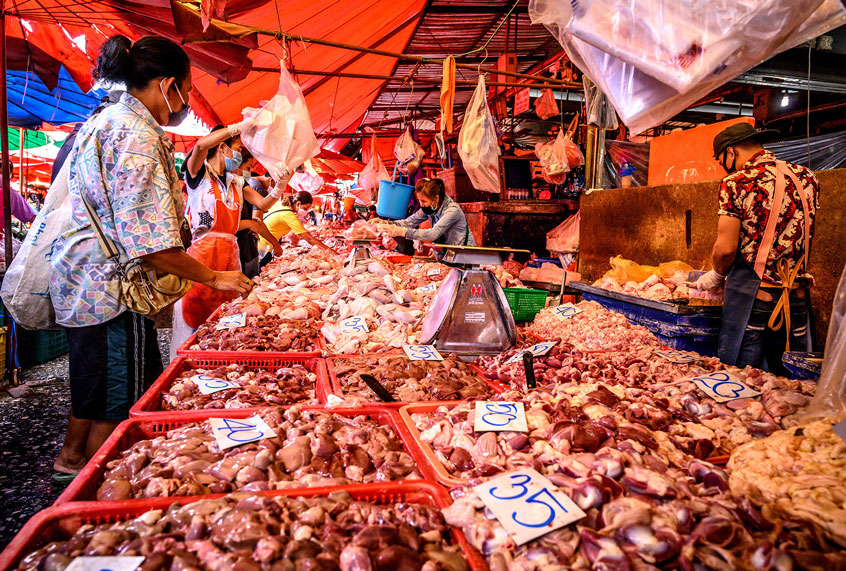 A woman buys meat at a wet market despite fears of the spread of the COVID-19 coronavirus in Bangkok (MLADEN ANTONOV/AFP/Getty Images)