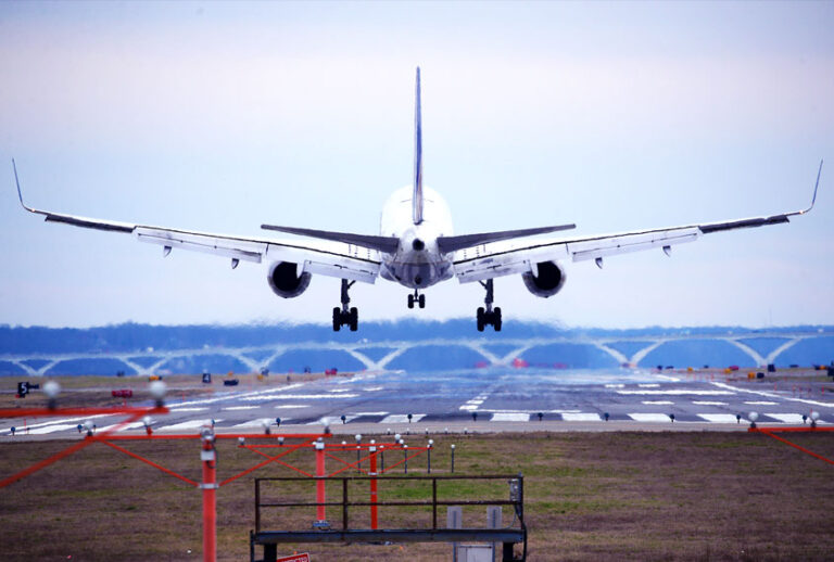 A United Airlines passenger jet prepares to land at Reagan National Airport on February 5, 2020 in Washington, DC (Mark Wilson/Getty Images)