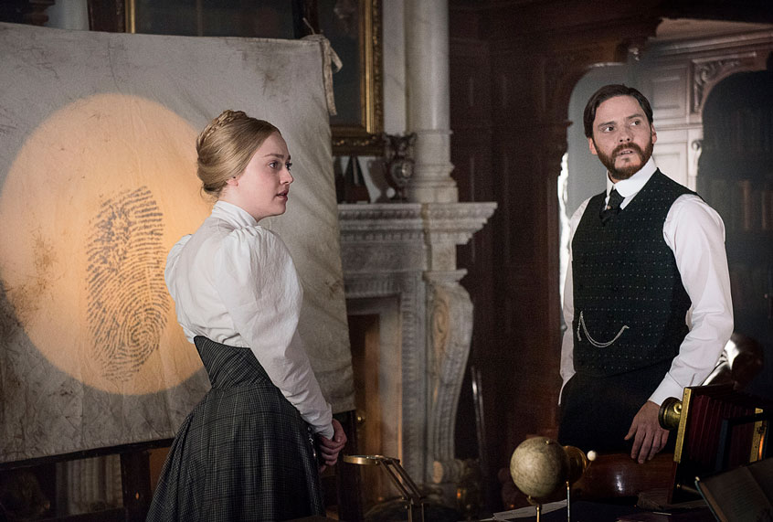 Dakota Fanning and Daniel Bruhl in "The Alienist" (Kata Vermes/Warner Media)