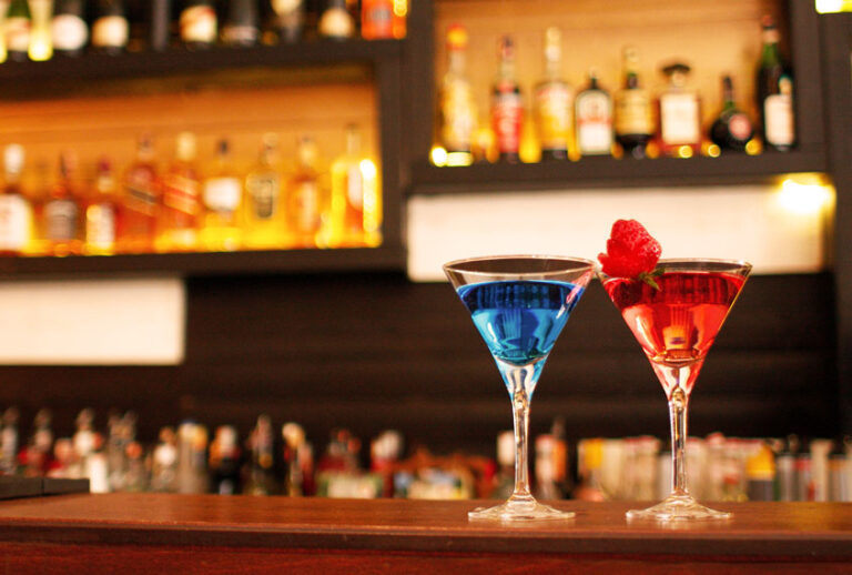 Cocktails at the bar (Getty Images)