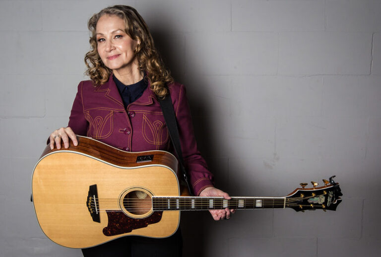 Portrait of American singer-songwriter Joan Osborne (Paul Bergen/Redferns)