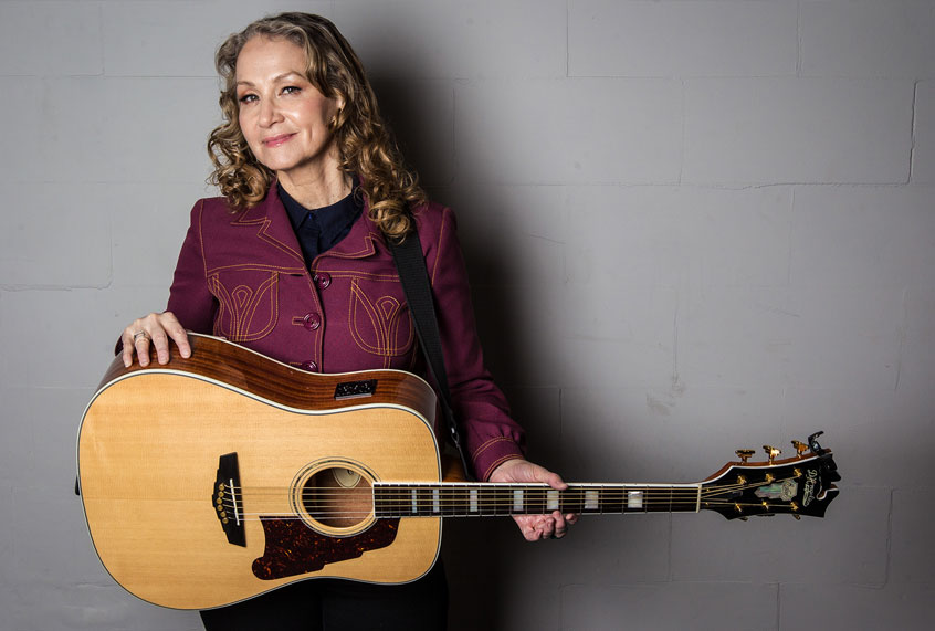 Portrait of American singer-songwriter Joan Osborne (Paul Bergen/Redferns)