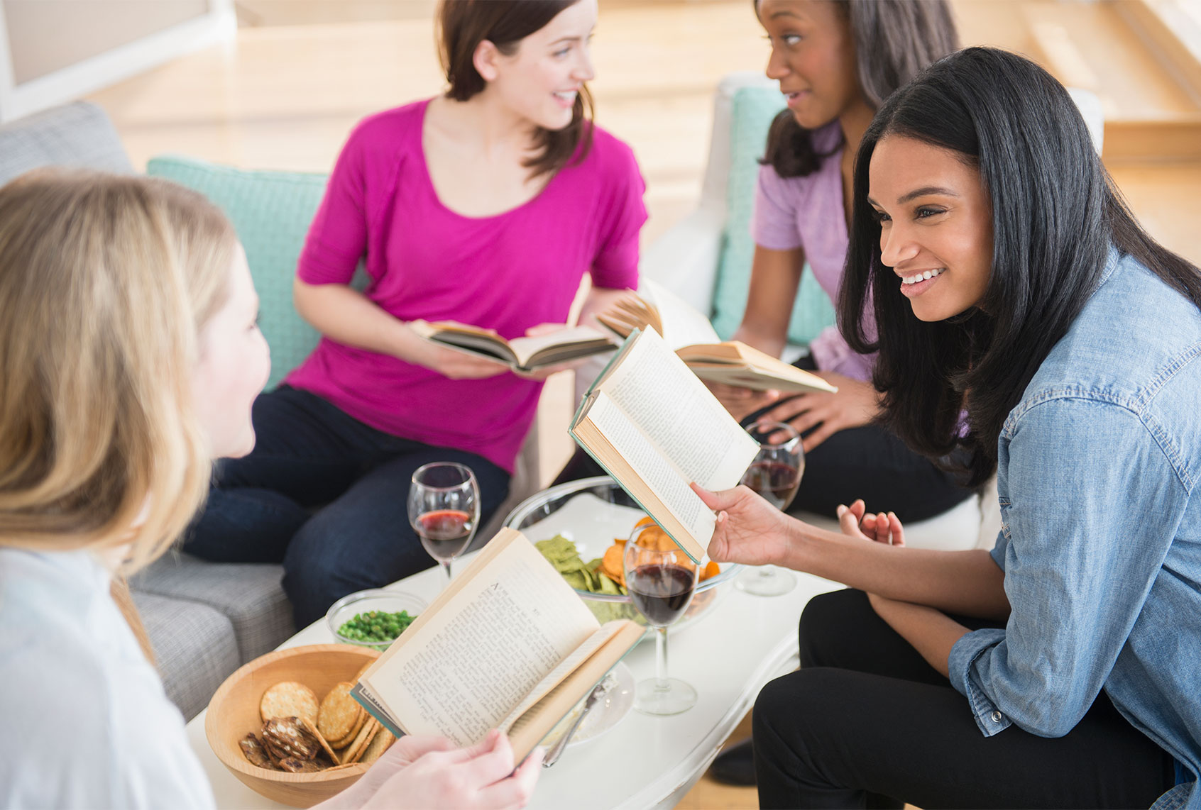 Friends discussing books together (Getty Images)