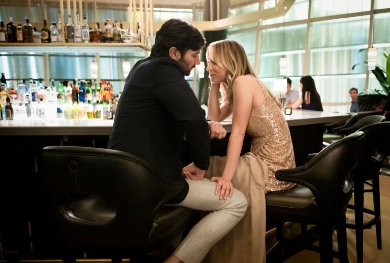 Michiel Huisman and Kaley Cuoco in "The Flight Attendant" (Phil Caruso/HBO)