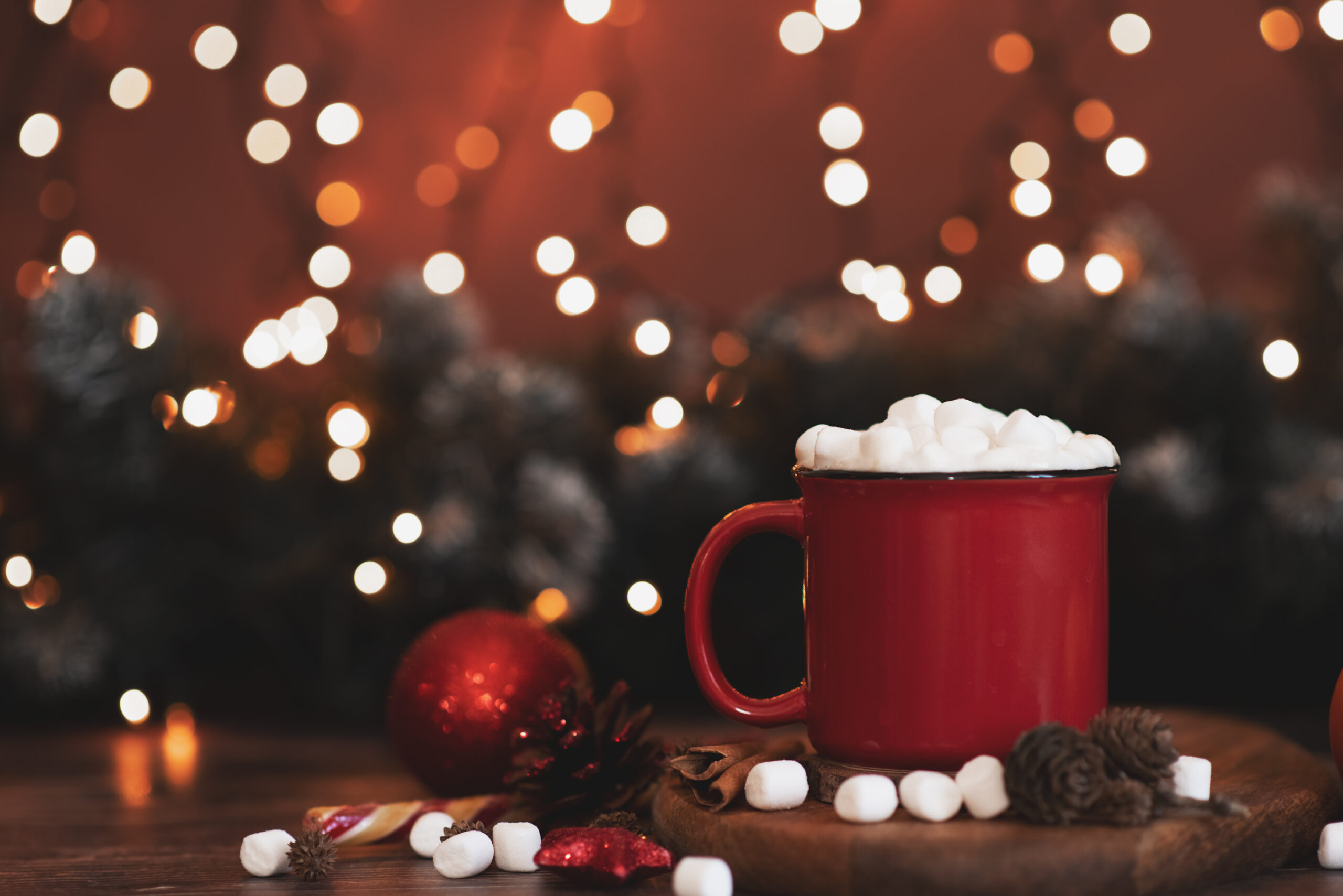 Red mugs with hot chocolate and marshmallows and gingerbread cookies. (Kseniya Ovchinnikova/Getty Images)