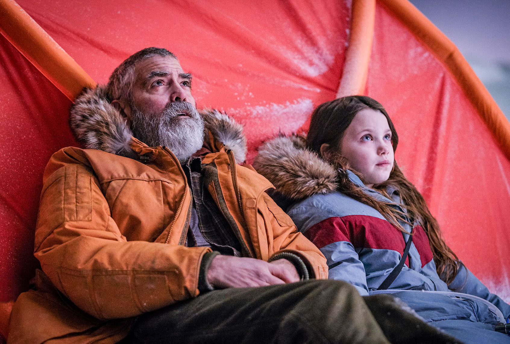 George Clooney and Caoilinn Springall in "The Midnight Sky" (Netflix)