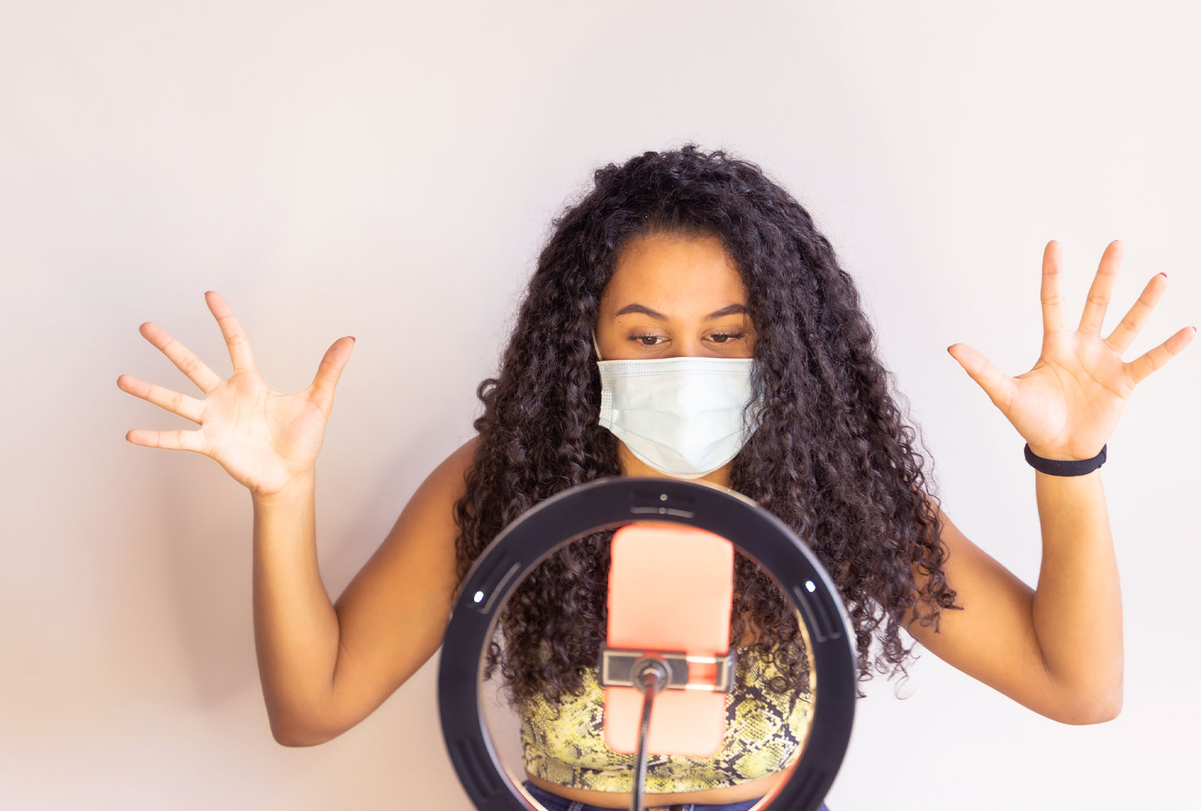 Influencer Girl blogger in medical mask talks about coronavirus (Getty Images)