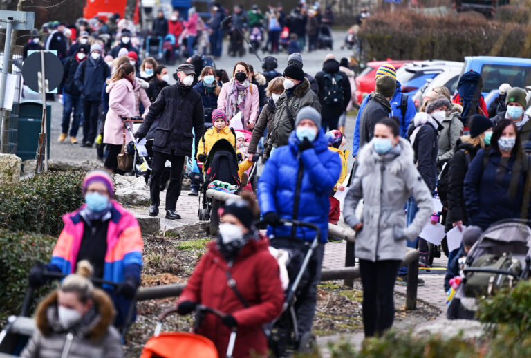 Families queue up in front of the entrance to the Opel Zoo before its reopening. The extensive measures to protect against infection with the corona virus have been relaxed somewhat in Hesse. On the first opening day after the lockdown, the rush was great. (Arne Dedert/picture alliance via Getty Images)