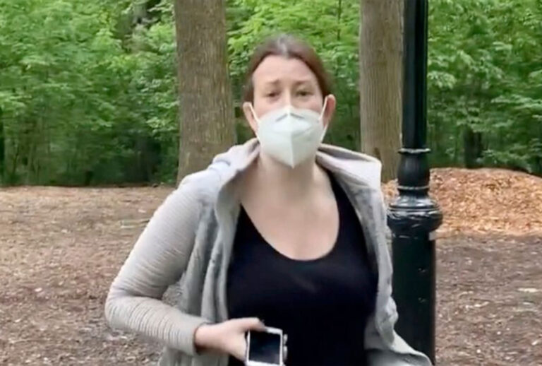 Amy Cooper confront Christian Cooper in Central Park in New York (Twitter/@melodyMcooper)
