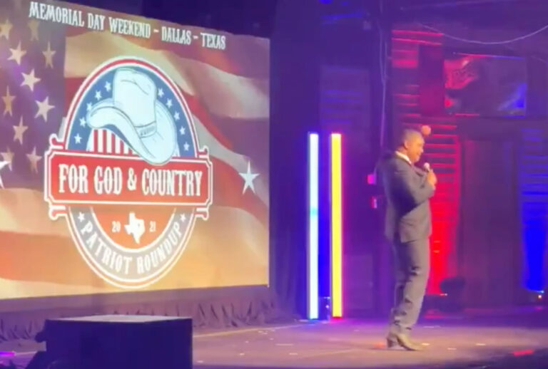 Screengrab of Jason Sullivan, Roger Stone’s social media advisor, making a noose gesture in reference to Hilary Clinton and getting applause from the Dallas Patriot Round Up attendees. (Twitter/@MC_Hyperbole)