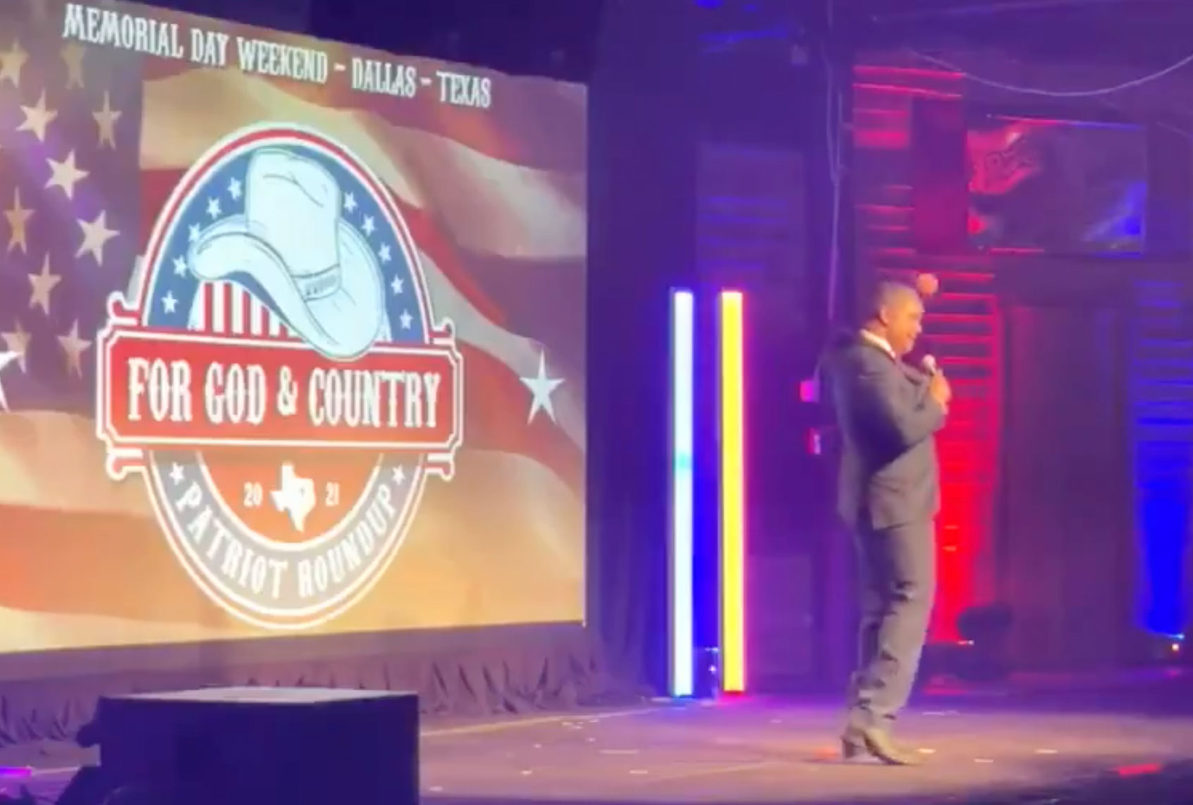 Screengrab of Jason Sullivan, Roger Stone’s social media advisor, making a noose gesture in reference to Hilary Clinton and getting applause from the Dallas Patriot Round Up attendees. (Twitter/@MC_Hyperbole)