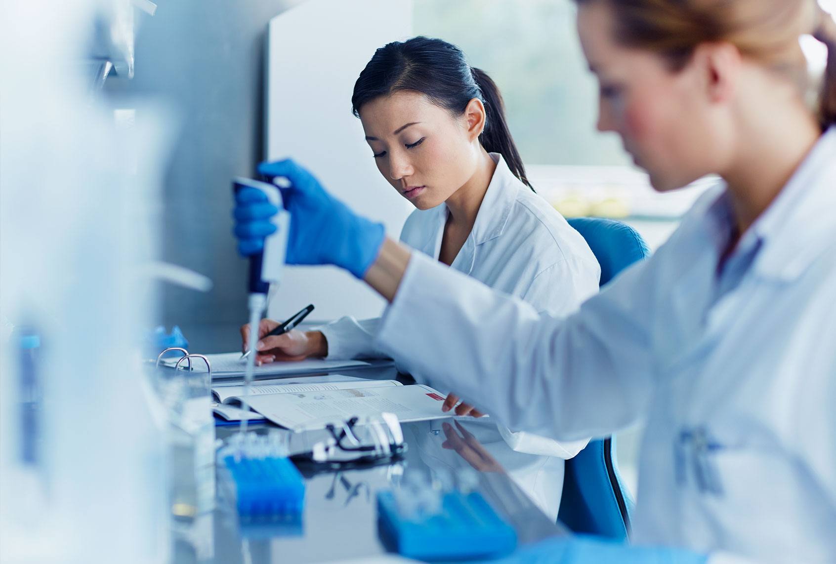 Scientists working in modern biotechnology laboratory (Getty Images)