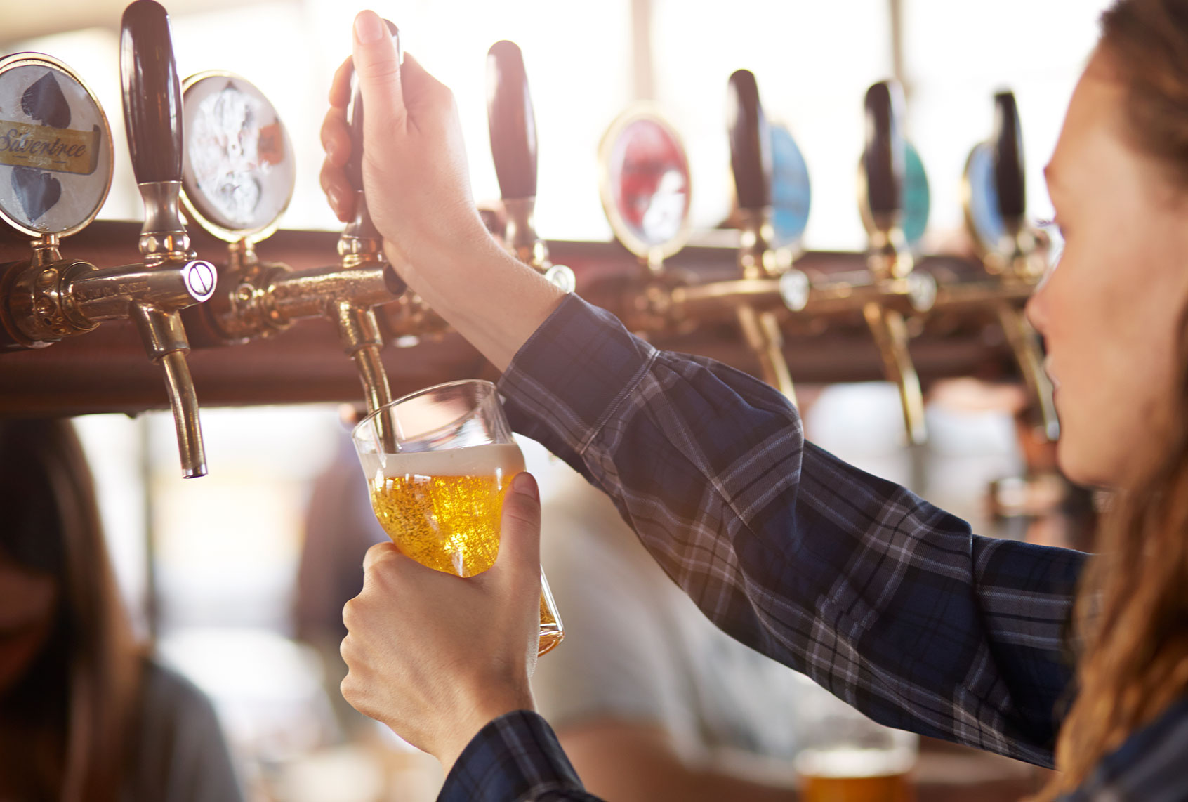 Bartender pouring a drink (Getty Images/Klaus Vedfelt)