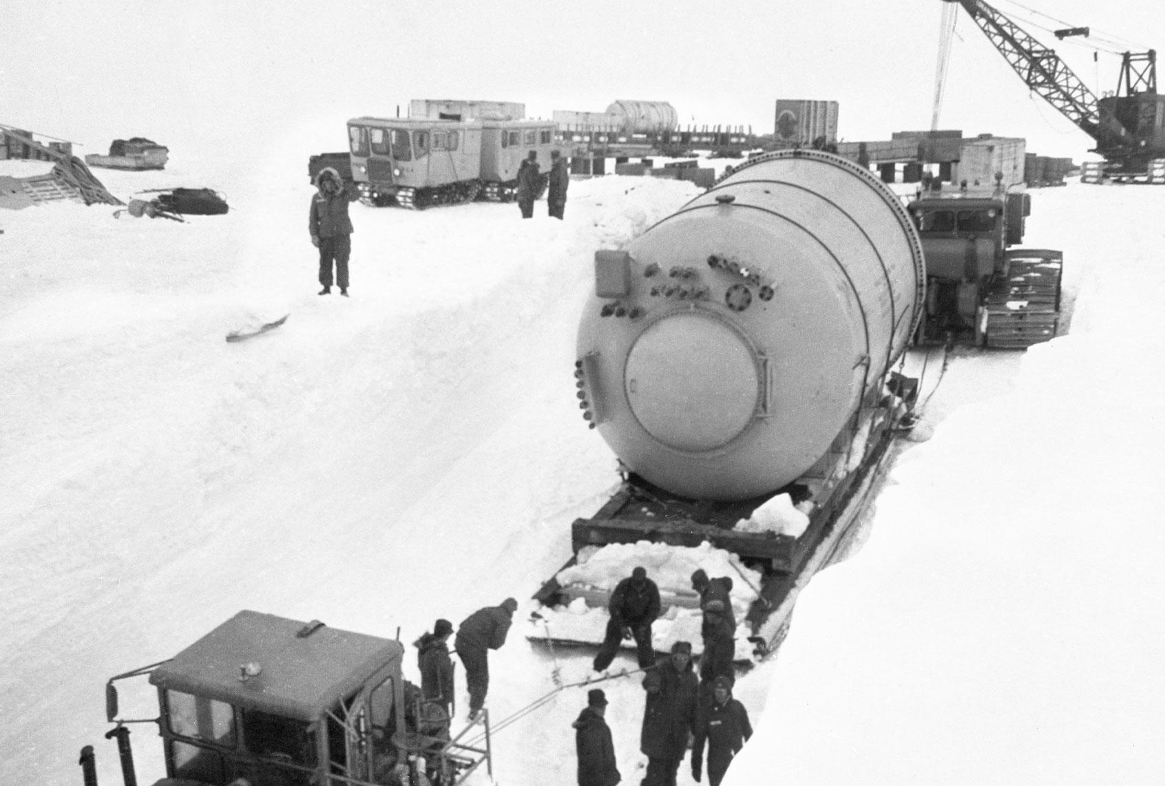 The U.S. Army Engineers who are installing a portable nuclear power plant shown as they move the vaper condenser, a component of plant, into the power plant, circa 1960. (Bettmann Archive/Getty Images)