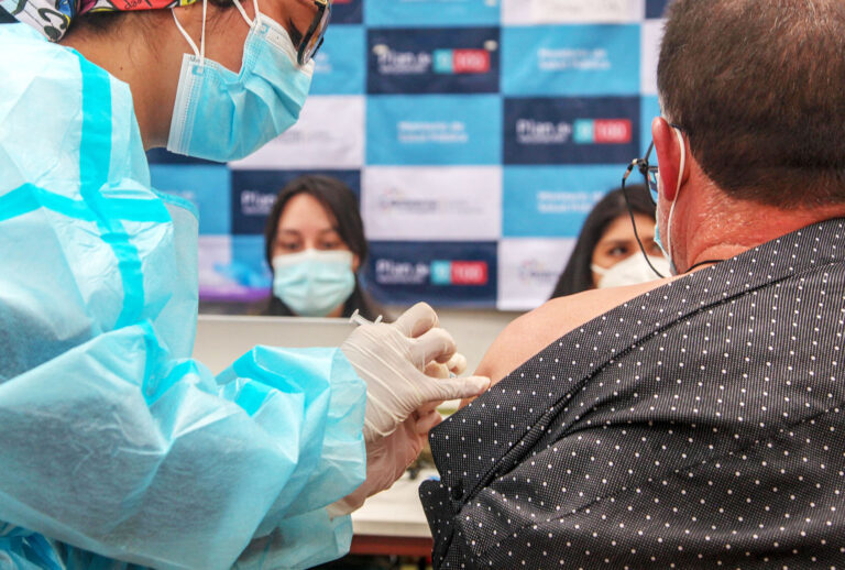 A health worker administers a dose of the Coronavirus vaccine (Xavier Caivinagua/Agencia Press South/Getty Images)
