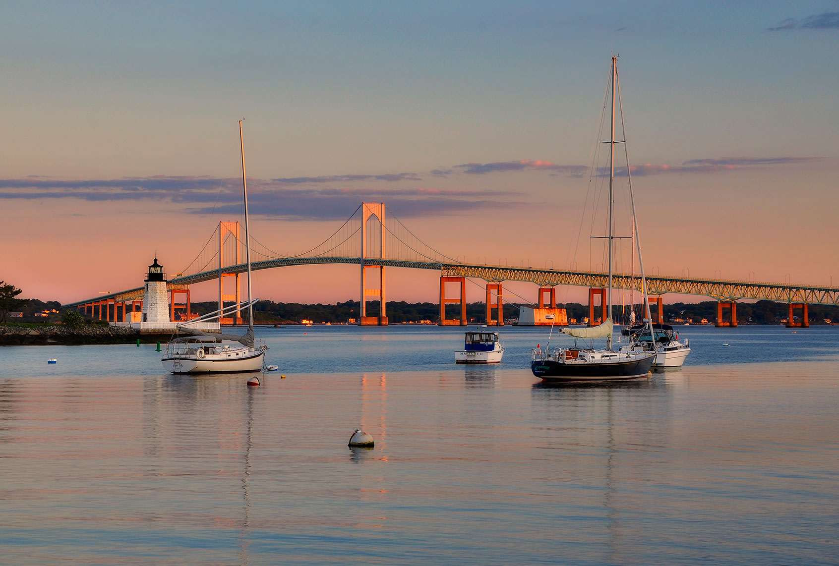 Goat Island lighthouse and the Jamestown at sunrise, Newport, Rhode Island (Getty Images/Shobeir Ansari)