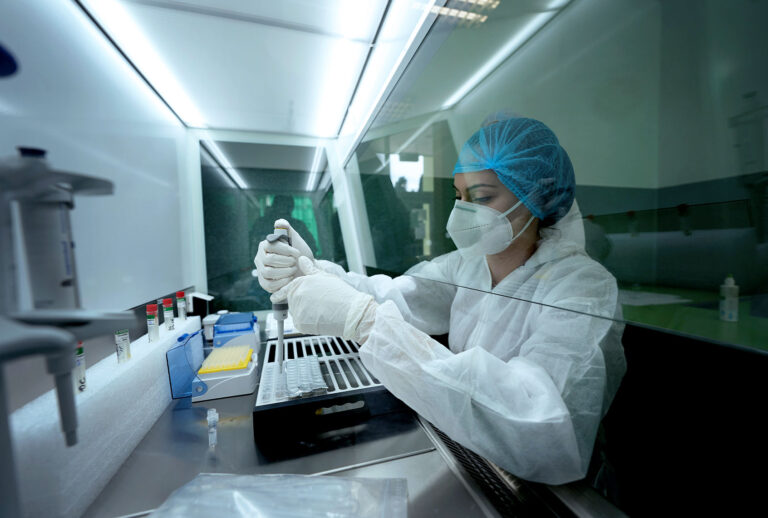 Laboratory analyzes the situation of coronavirus SARS-COV19 (Sebastian Condrea/Getty Images)