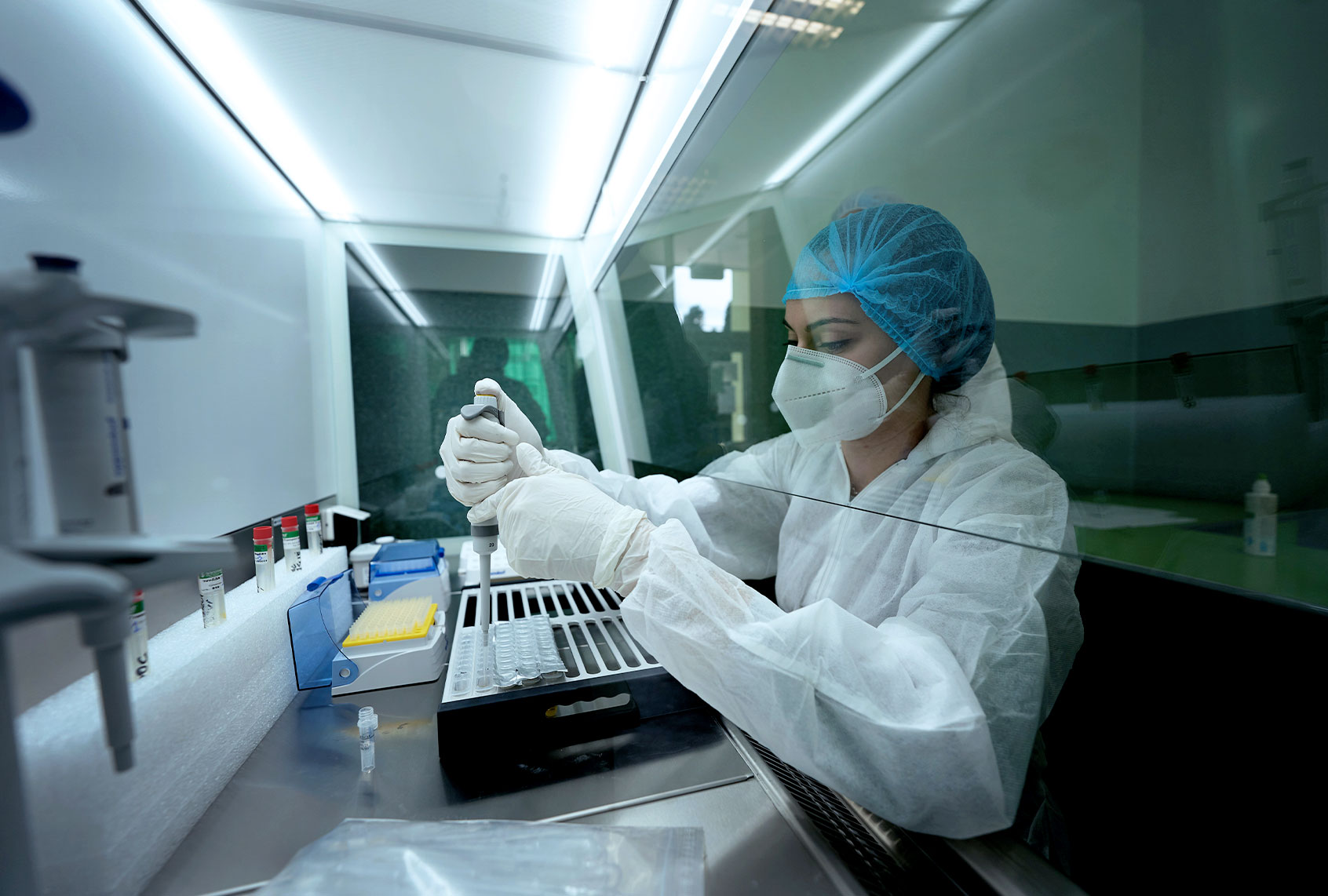 Laboratory analyzes the situation of coronavirus SARS-COV19 (Sebastian Condrea/Getty Images)