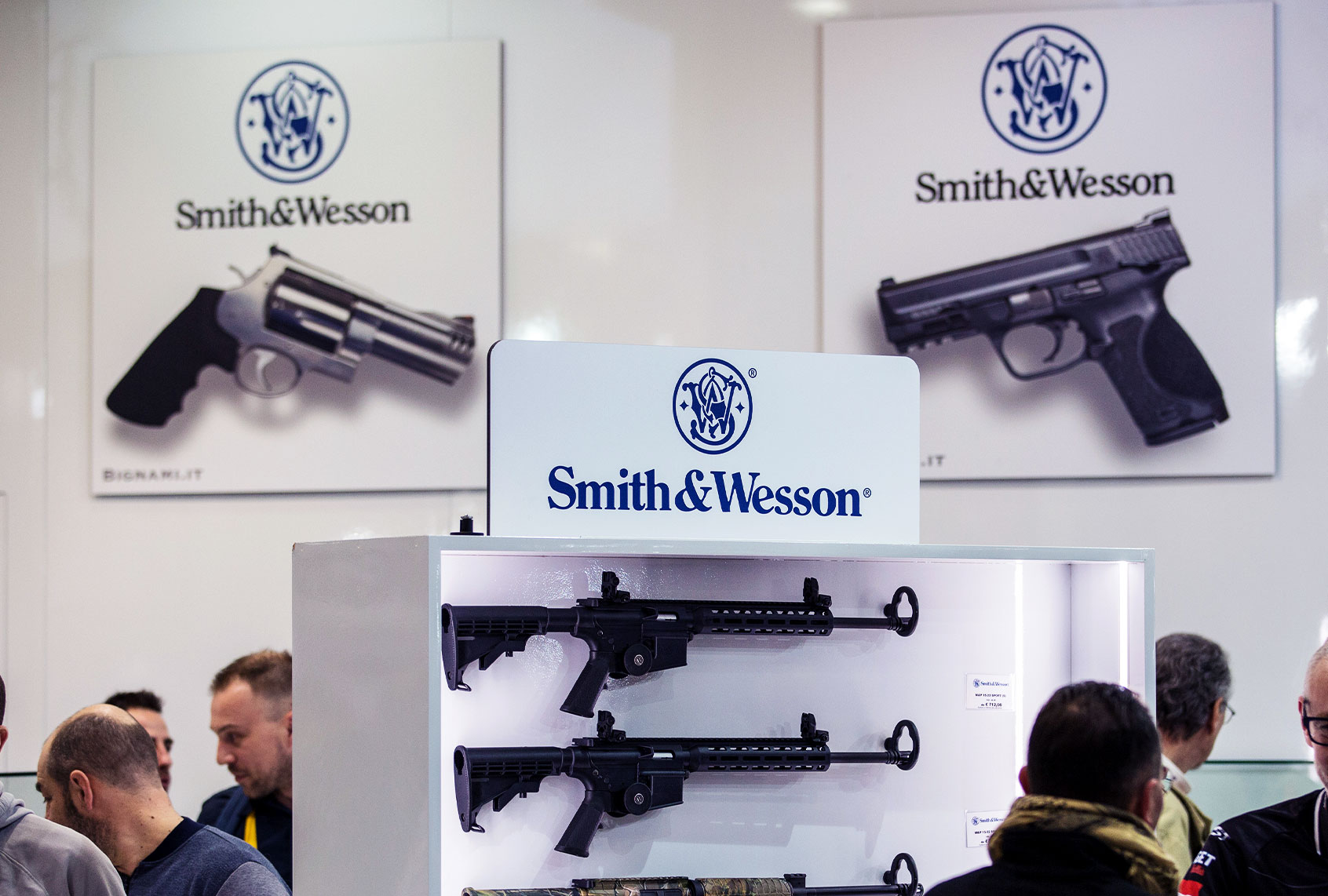 Fairgoers are pictured in front of the Smith & Wesson display stand (Emanuele Cremaschi/Getty Images)