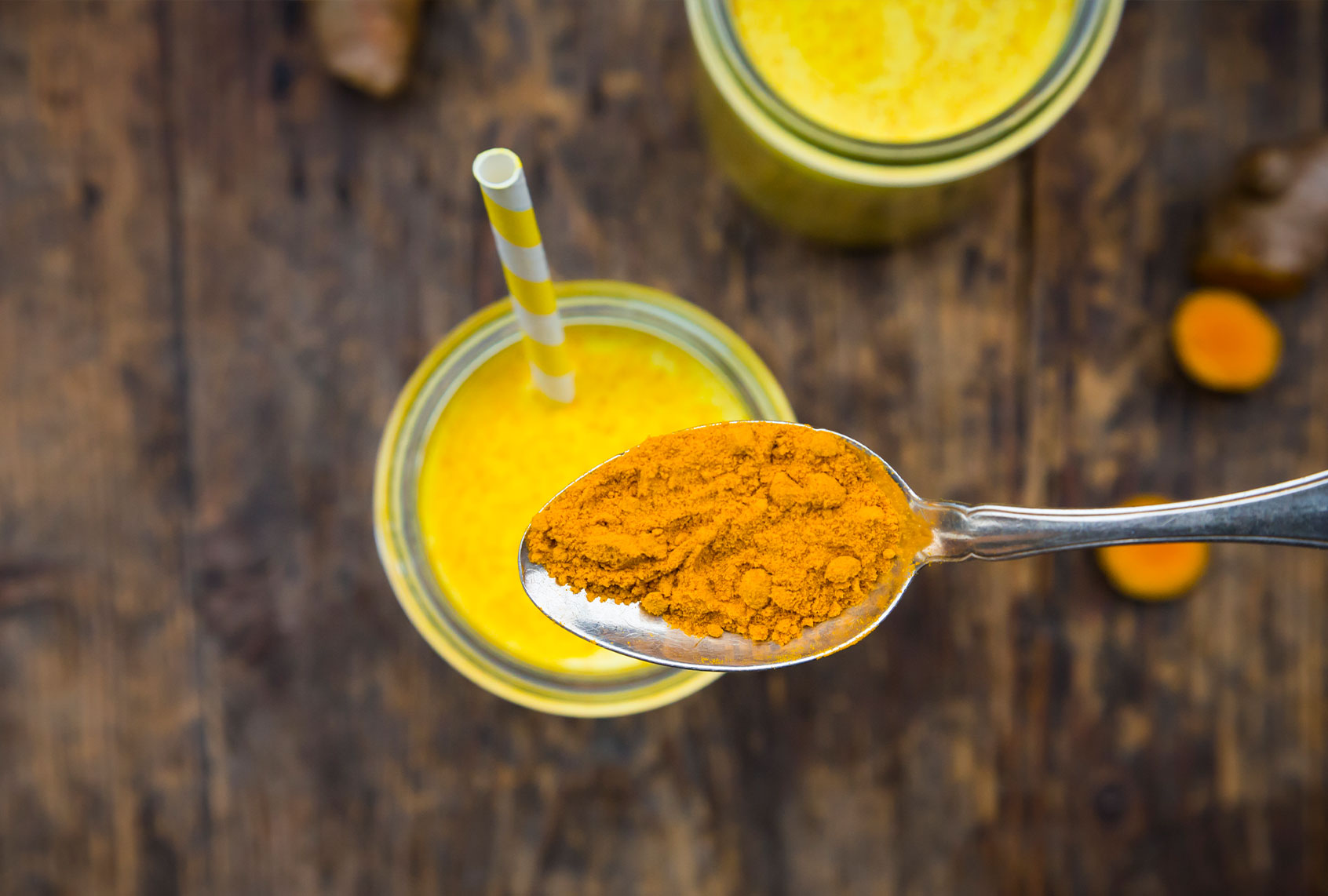 Curcuma powder on tea spoon (Getty Images/Westend61)