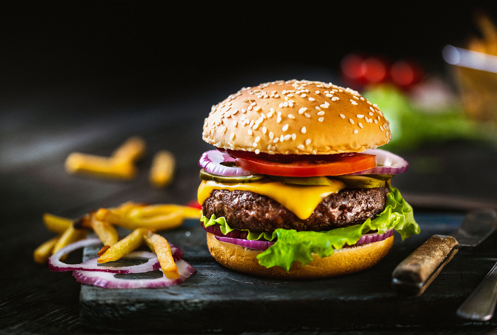 A Delicious Cheeseburger (Getty Images/da-kuk)
